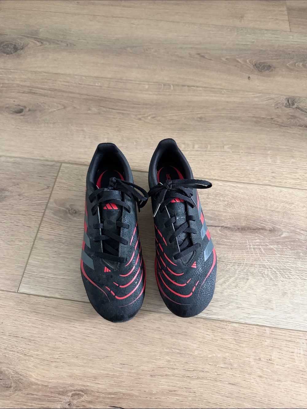 Kids Adidas PREDATOR Black and Red Soccer Cleats sz 5 ⚽️